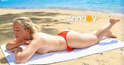 Arousins ​​- Ann Joy - Nacktes Sonnenbaden an einem ruhigen Strand